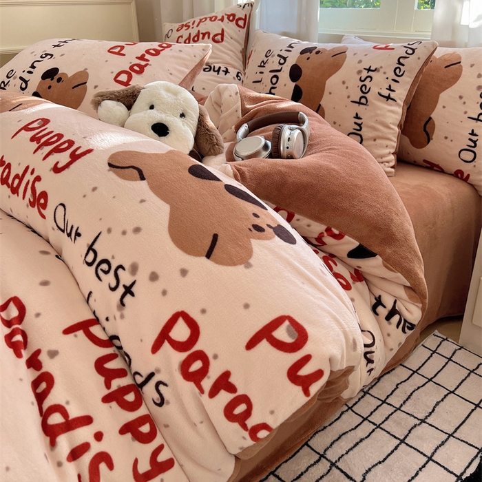 91家纺网 家纺一手货源 找家纺 红嘴企鹅 2025新款精致印花牛奶绒四件套 淘气狗