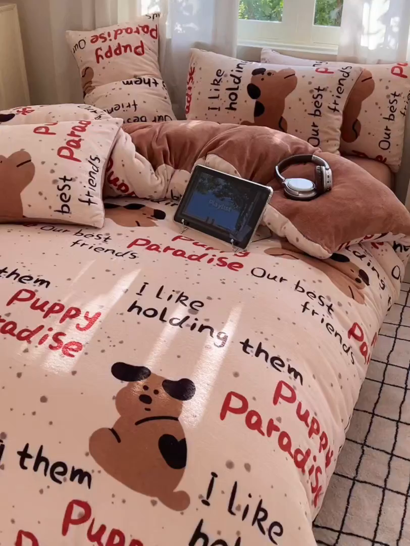 91家纺网 家纺一手货源 找家纺 红嘴企鹅 2025新款精致印花牛奶绒四件套 淘气狗