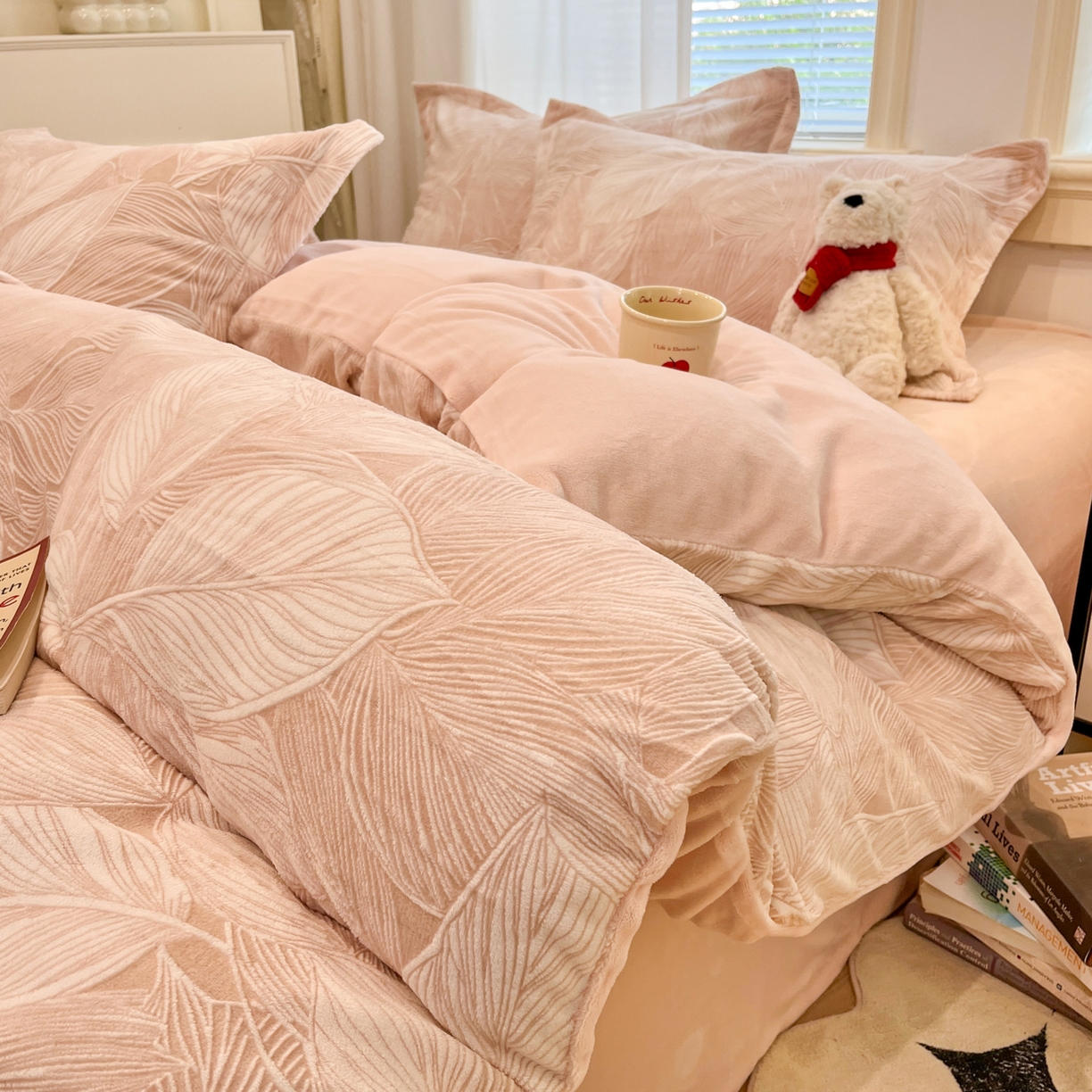 慕尚家纺 2025新款双色立体雕花牛奶绒四件套 羽翼粉