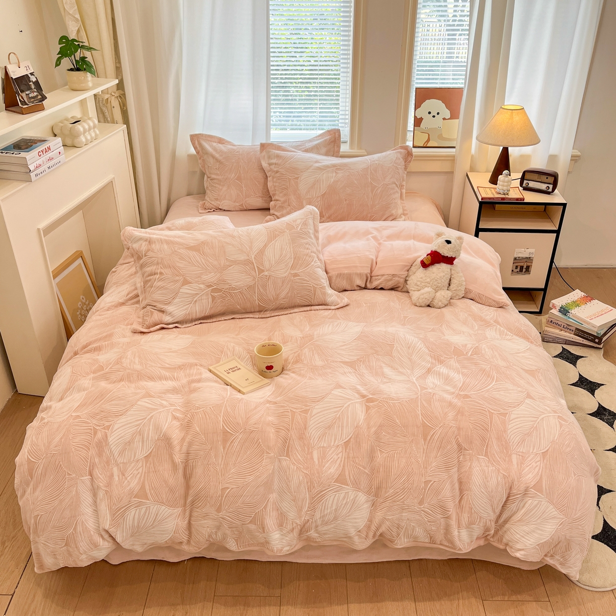 91家纺网 家纺一手货源 找家纺 慕尚家纺 2025新款双色立体雕花牛奶绒四件套 羽翼粉