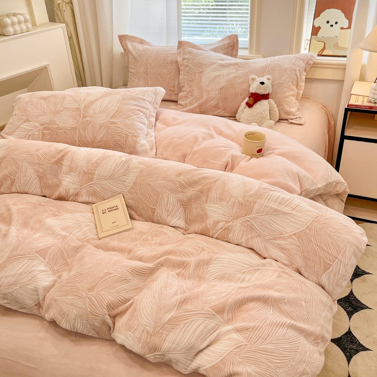 91家纺网 家纺一手货源 找家纺 慕尚家纺 2025新款双色立体雕花牛奶绒四件套 羽翼粉