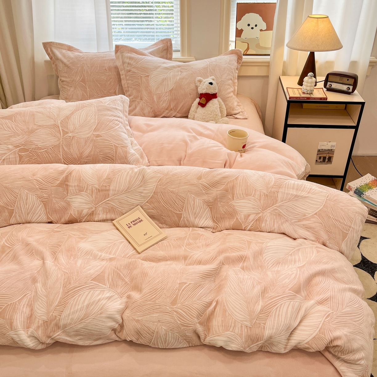 91家纺网 家纺一手货源 找家纺 慕尚家纺 2025新款双色立体雕花牛奶绒四件套 羽翼粉