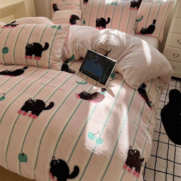 91家纺网 家纺一手货源 找家纺 红嘴企鹅 2025新款精致印花牛奶绒四件套 香蕉猫