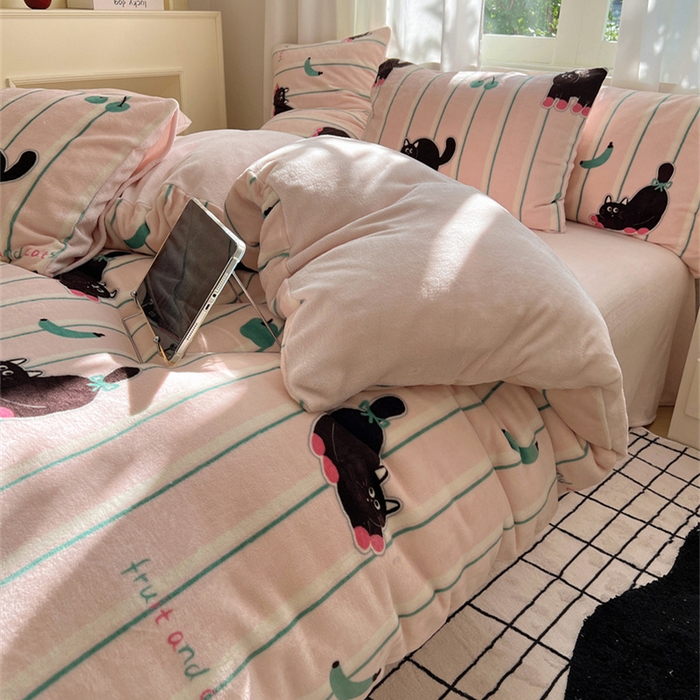 91家纺网 家纺一手货源 找家纺 红嘴企鹅 2025新款精致印花牛奶绒四件套 香蕉猫