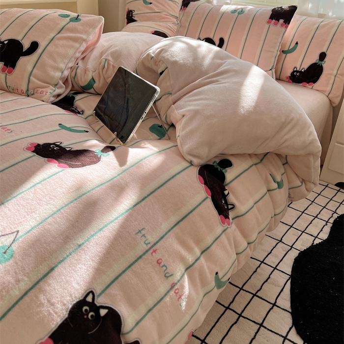 91家纺网 家纺一手货源 找家纺 红嘴企鹅 2025新款精致印花牛奶绒四件套 香蕉猫