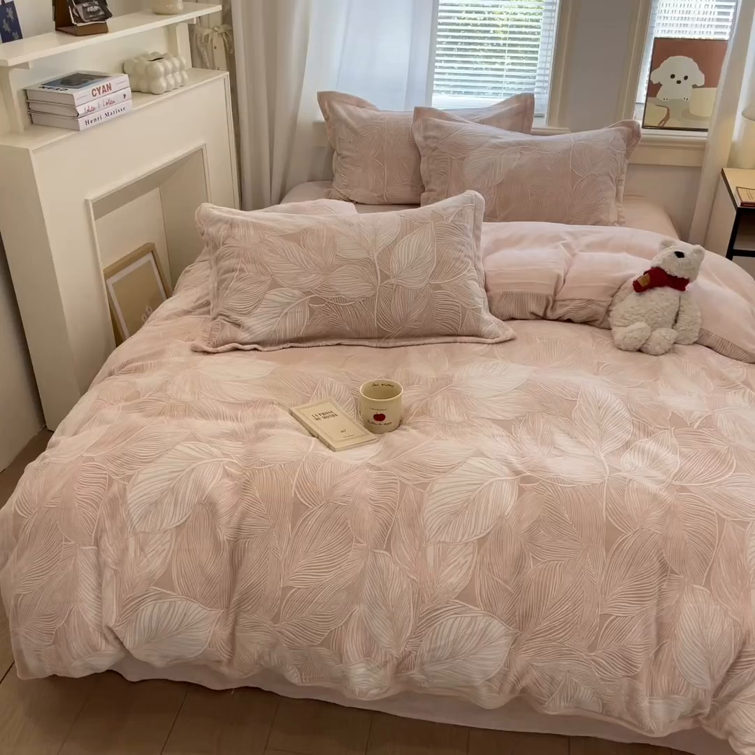 91家纺网 家纺一手货源 找家纺 慕尚家纺 2025新款双色立体雕花牛奶绒四件套 羽翼粉