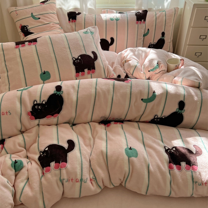 91家纺网 家纺一手货源 找家纺 红嘴企鹅 2025新款精致印花牛奶绒四件套 香蕉猫