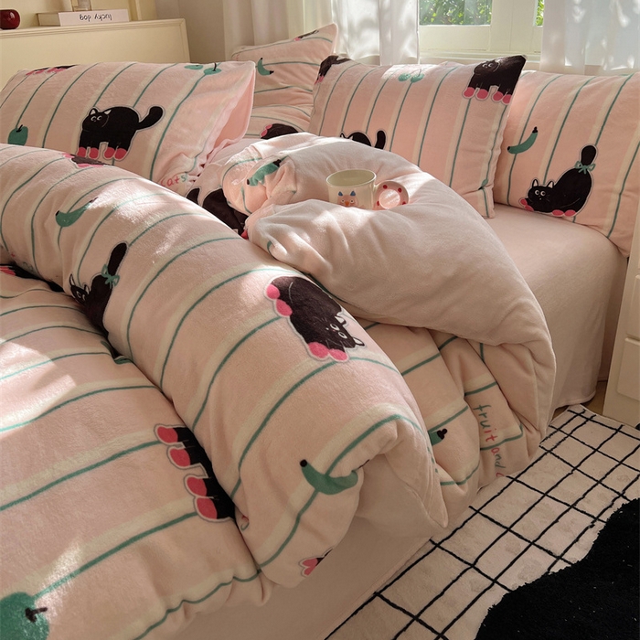 91家纺网 家纺一手货源 找家纺 红嘴企鹅 2025新款精致印花牛奶绒四件套 香蕉猫