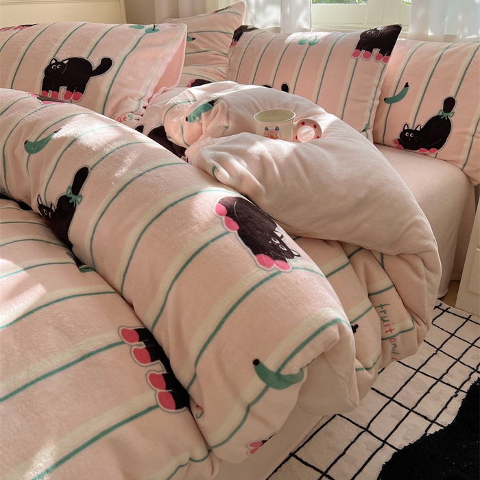 91家纺网 家纺一手货源 找家纺 红嘴企鹅 2025新款精致印花牛奶绒四件套 香蕉猫