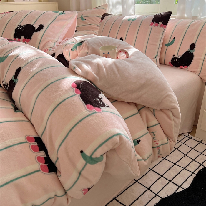 91家纺网 家纺一手货源 找家纺 红嘴企鹅 2025新款精致印花牛奶绒四件套 香蕉猫
