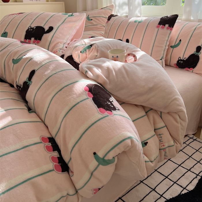 91家纺网 家纺一手货源 找家纺 红嘴企鹅 2025新款精致印花牛奶绒四件套 香蕉猫