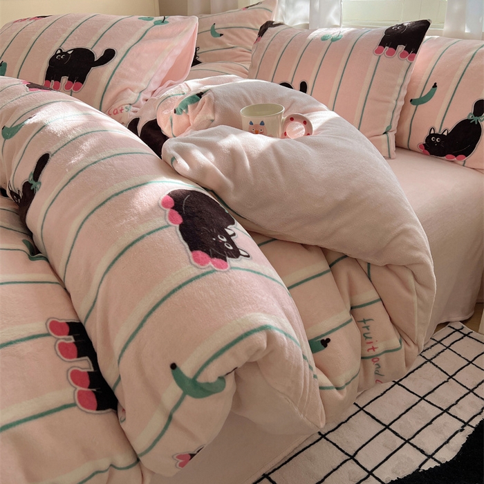 91家纺网 家纺一手货源 找家纺 红嘴企鹅 2025新款精致印花牛奶绒四件套 香蕉猫