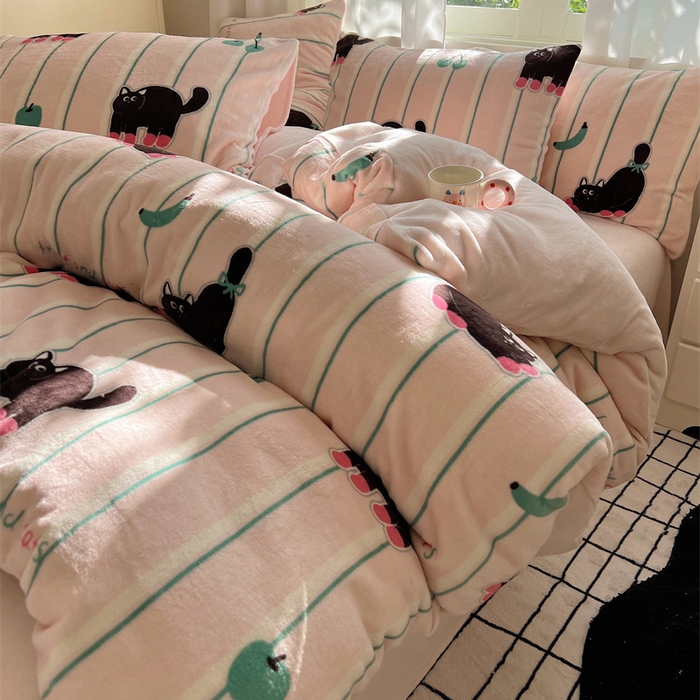 91家纺网 家纺一手货源 找家纺 红嘴企鹅 2025新款精致印花牛奶绒四件套 香蕉猫