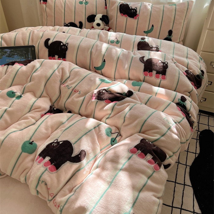 91家纺网 家纺一手货源 找家纺 红嘴企鹅 2025新款精致印花牛奶绒四件套 香蕉猫