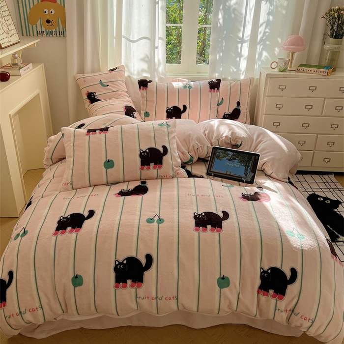 91家纺网 家纺一手货源 找家纺 红嘴企鹅 2025新款精致印花牛奶绒四件套 香蕉猫