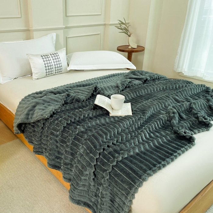 91家纺网 家纺一手货源 找家纺 （总）安琪家纺 2025新款280克直播爆品兔毛绒高克重多功能抽条毛毯盖毯午睡毯跨境外贸