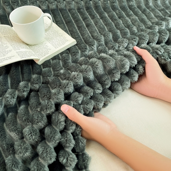 91家纺网 家纺一手货源 找家纺 （总）安琪家纺 2025新款280克直播爆品兔毛绒高克重多功能抽条毛毯盖毯午睡毯跨境外贸