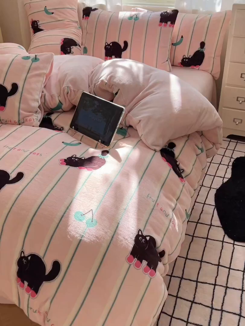 91家纺网 家纺一手货源 找家纺 红嘴企鹅 2025新款精致印花牛奶绒四件套 香蕉猫