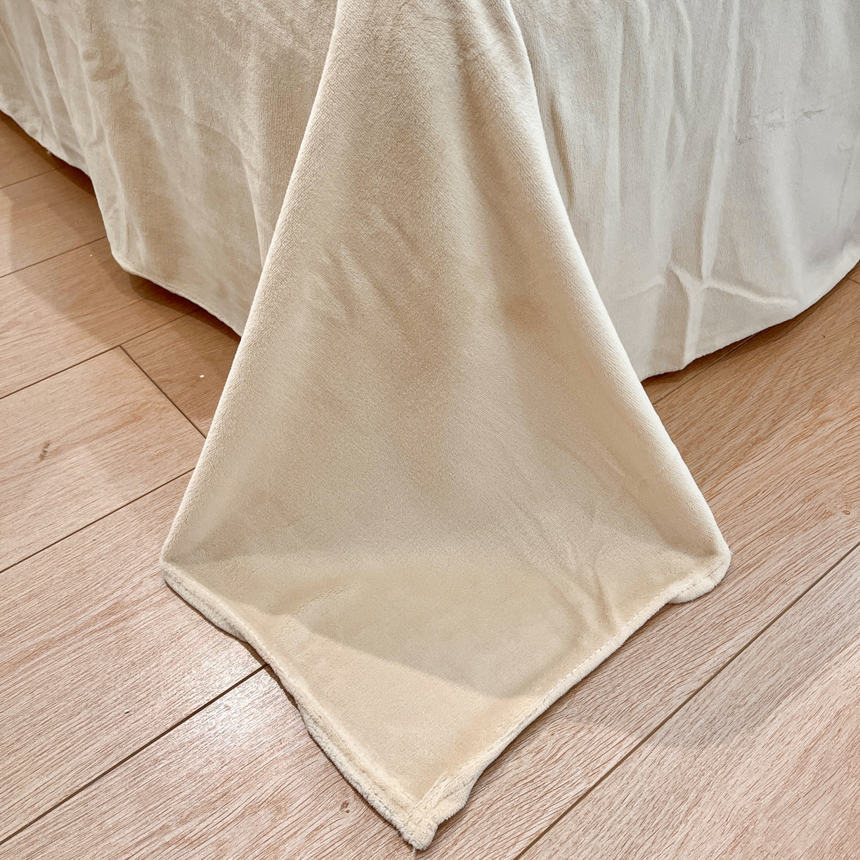 91家纺网 家纺一手货源 找家纺 慕尚家纺 2025新款双色立体雕花牛奶绒四件套 羽翼卡其