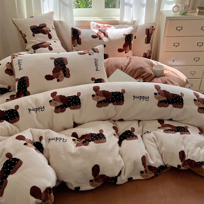 91家纺网 家纺一手货源 找家纺 红嘴企鹅 2025新款精致印花牛奶绒四件套 炫彩狗