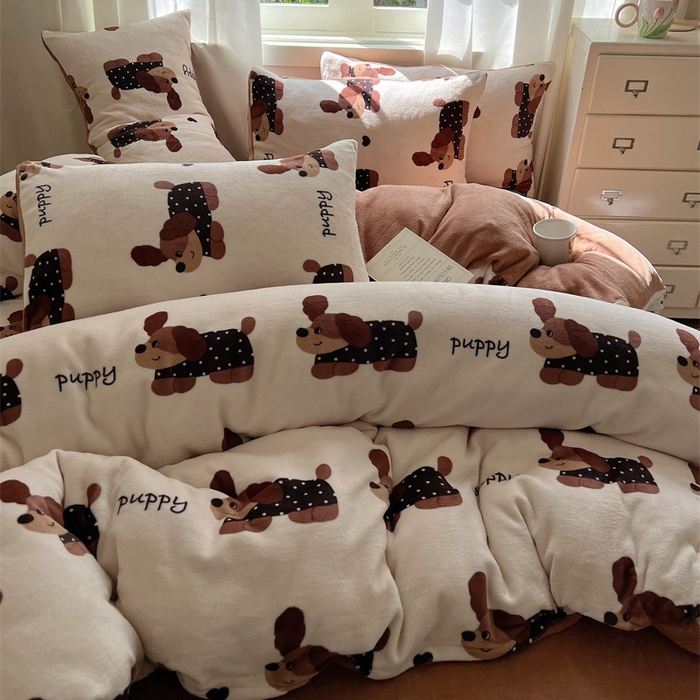 91家纺网 家纺一手货源 找家纺 红嘴企鹅 2025新款精致印花牛奶绒四件套 炫彩狗