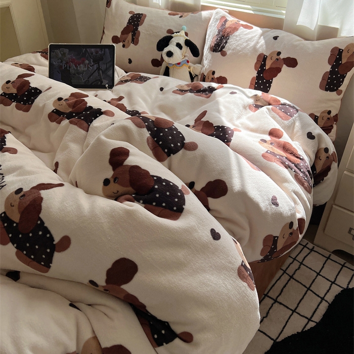 91家纺网 家纺一手货源 找家纺 红嘴企鹅 2025新款精致印花牛奶绒四件套 炫彩狗