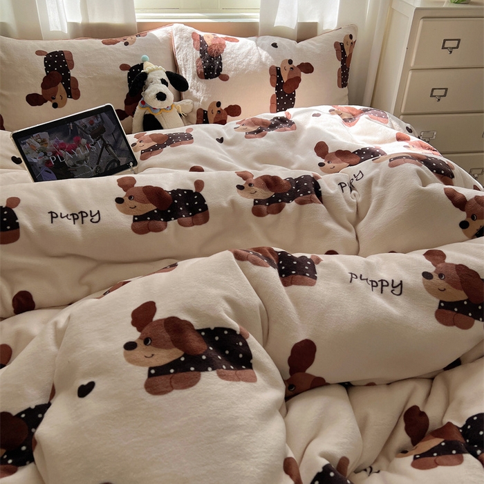 91家纺网 家纺一手货源 找家纺 红嘴企鹅 2025新款精致印花牛奶绒四件套 炫彩狗