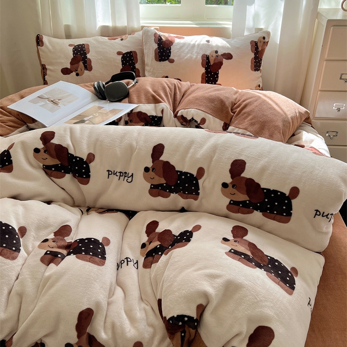 91家纺网 家纺一手货源 找家纺 红嘴企鹅 2025新款精致印花牛奶绒四件套 炫彩狗