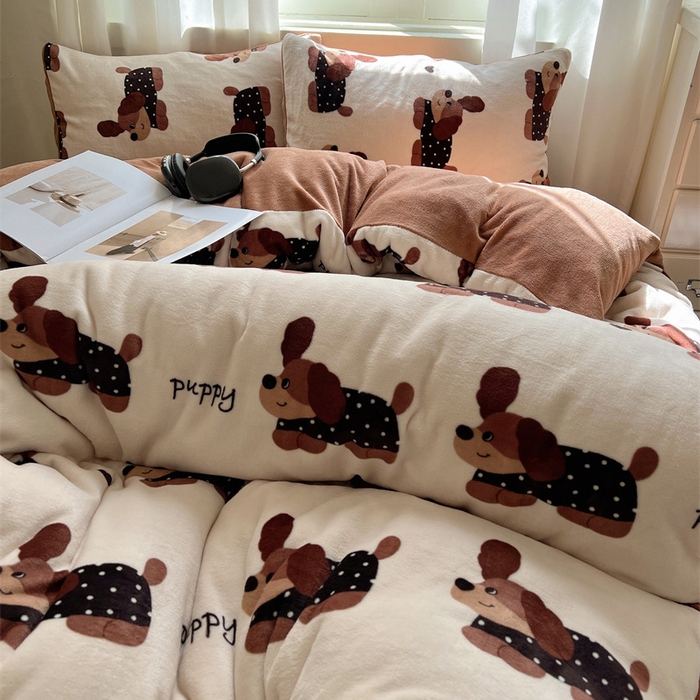 91家纺网 家纺一手货源 找家纺 红嘴企鹅 2025新款精致印花牛奶绒四件套 炫彩狗