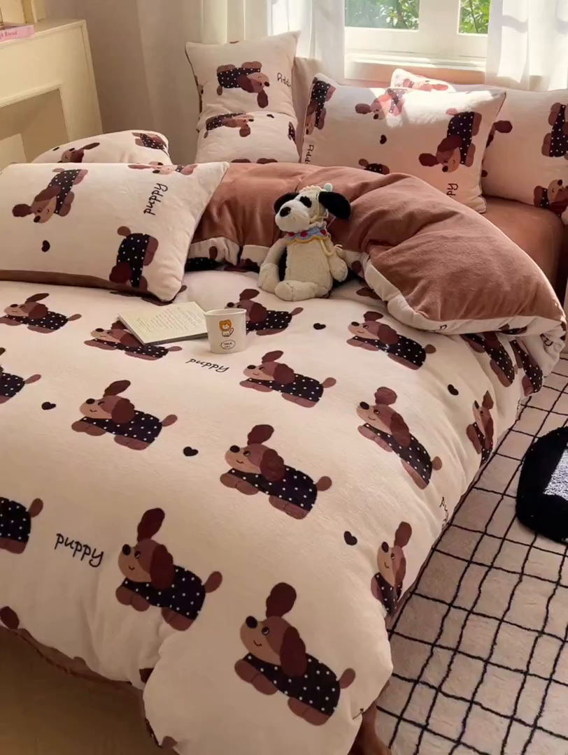 91家纺网 家纺一手货源 找家纺 红嘴企鹅 2025新款精致印花牛奶绒四件套 炫彩狗