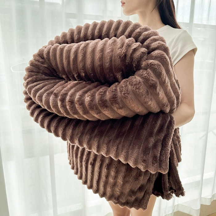 91家纺网 家纺一手货源 找家纺 安琪家纺 2025新款280克直播爆品兔毛绒高克重多功能抽条毛毯盖毯午睡毯跨境外贸 咖色