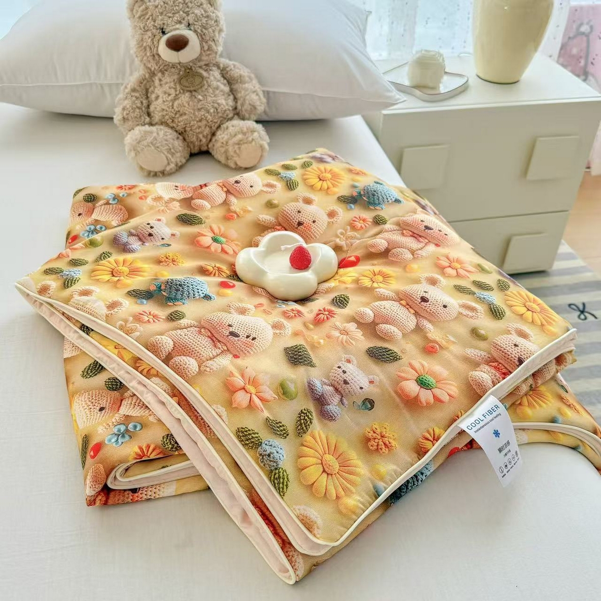 91家纺网 家纺一手货源 找家纺 梵克保罗 2025新款面料仿锦氨凉感5D数码浮雕夏被四件套量大可谈 5D毛线熊