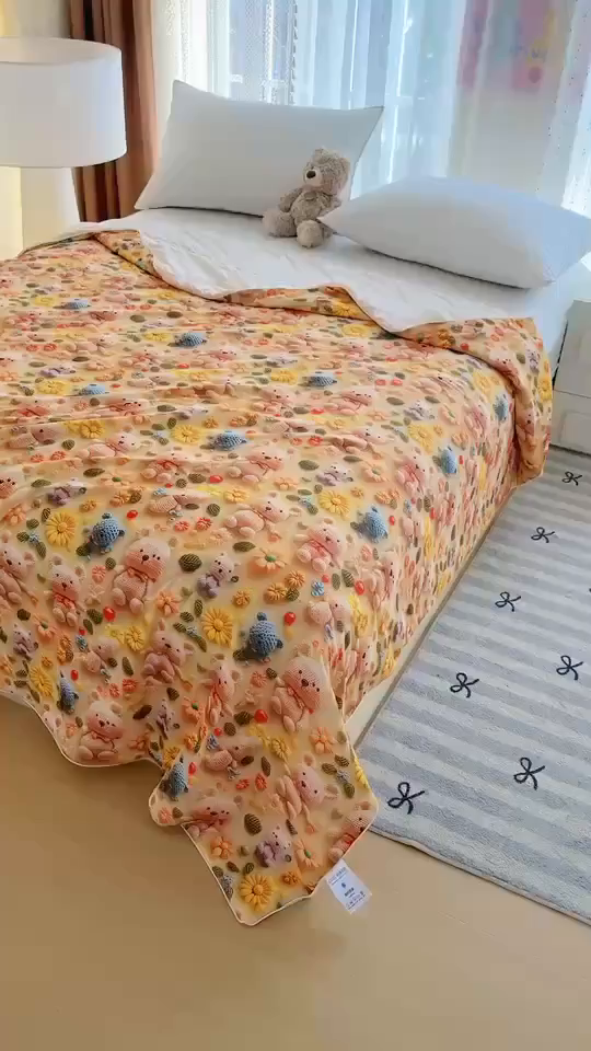 91家纺网 家纺一手货源 找家纺 梵克保罗 2025新款面料仿锦氨凉感5D数码浮雕夏被四件套量大可谈 5D毛线熊