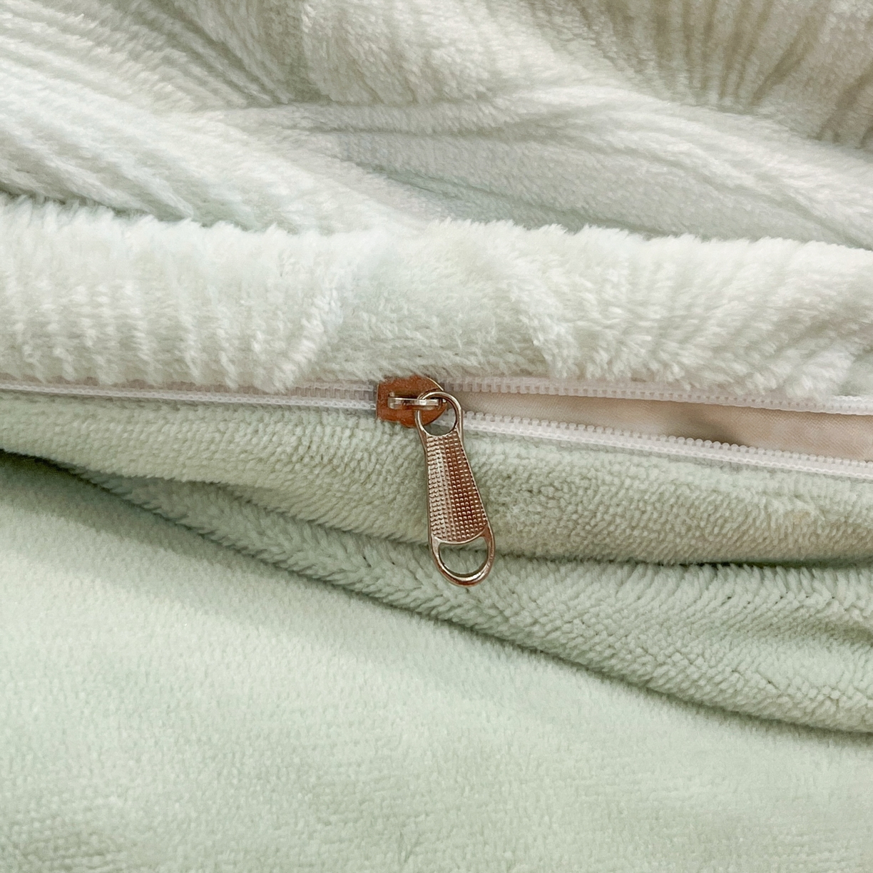 91家纺网 家纺一手货源 找家纺 慕尚家纺 2025新款双色立体雕花牛奶绒四件套 羽翼绿