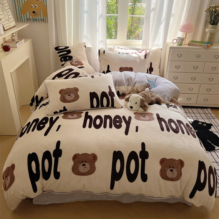 91家纺网 家纺一手货源 找家纺 红嘴企鹅 2025新款精致印花牛奶绒四件套 字母熊