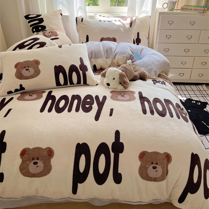 91家纺网 家纺一手货源 找家纺 红嘴企鹅 2025新款精致印花牛奶绒四件套 字母熊