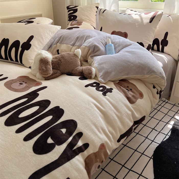 91家纺网 家纺一手货源 找家纺 红嘴企鹅 2025新款精致印花牛奶绒四件套 字母熊