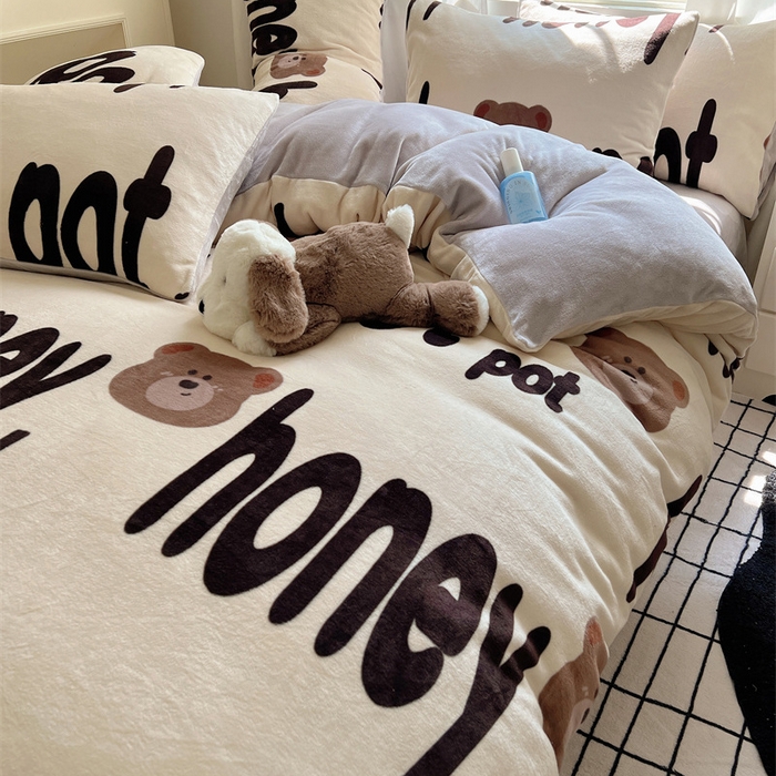 91家纺网 家纺一手货源 找家纺 红嘴企鹅 2025新款精致印花牛奶绒四件套 字母熊