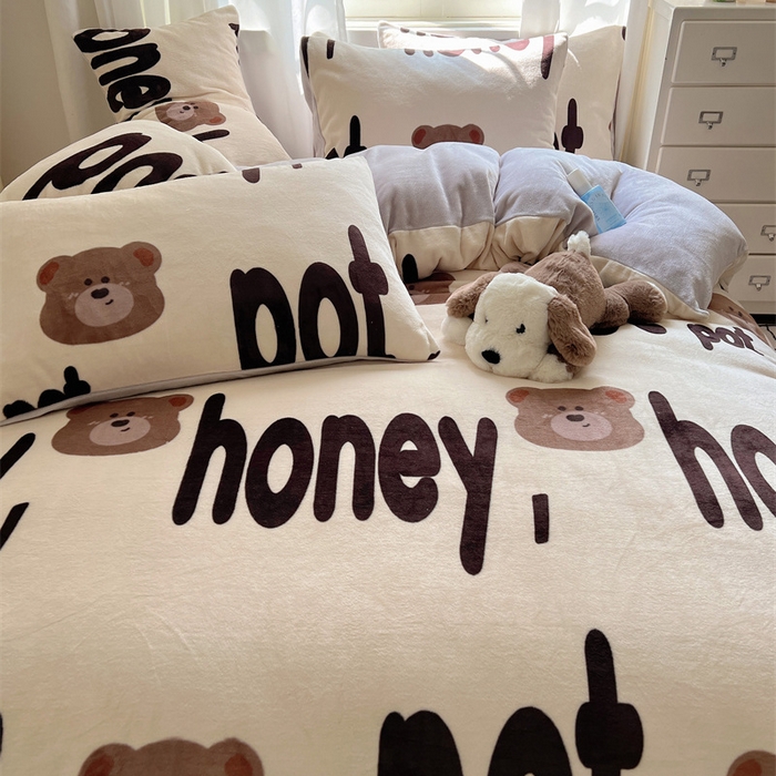 91家纺网 家纺一手货源 找家纺 红嘴企鹅 2025新款精致印花牛奶绒四件套 字母熊