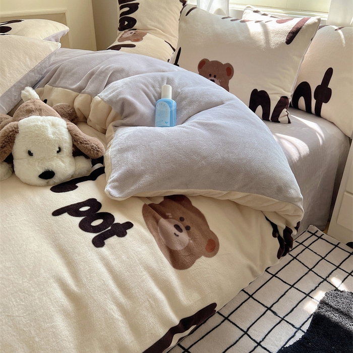 91家纺网 家纺一手货源 找家纺 红嘴企鹅 2025新款精致印花牛奶绒四件套 字母熊