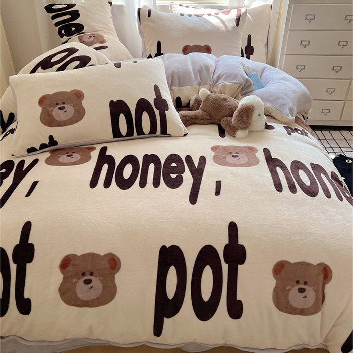 91家纺网 家纺一手货源 找家纺 红嘴企鹅 2025新款精致印花牛奶绒四件套 字母熊