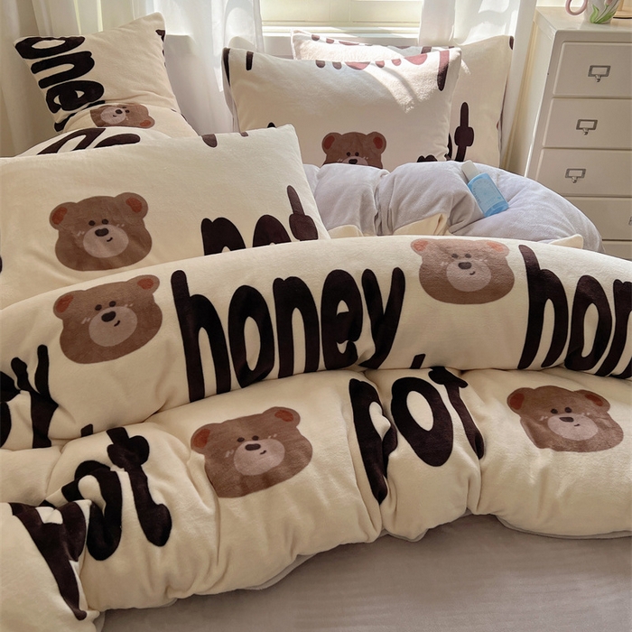 91家纺网 家纺一手货源 找家纺 红嘴企鹅 2025新款精致印花牛奶绒四件套 字母熊