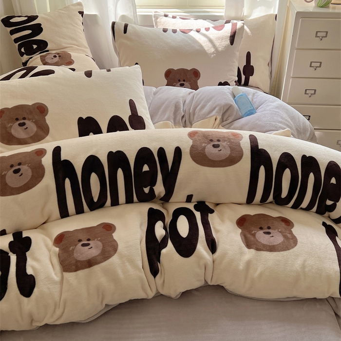 91家纺网 家纺一手货源 找家纺 红嘴企鹅 2025新款精致印花牛奶绒四件套 字母熊