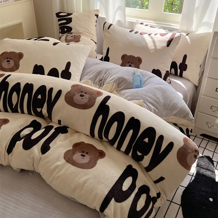 91家纺网 家纺一手货源 找家纺 红嘴企鹅 2025新款精致印花牛奶绒四件套 字母熊