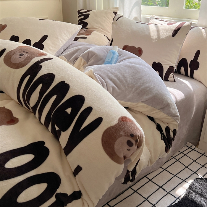 91家纺网 家纺一手货源 找家纺 红嘴企鹅 2025新款精致印花牛奶绒四件套 字母熊