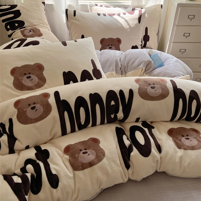 91家纺网 家纺一手货源 找家纺 红嘴企鹅 2025新款精致印花牛奶绒四件套 字母熊