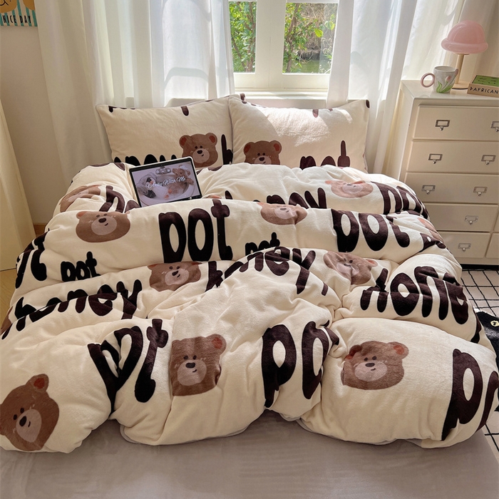 91家纺网 家纺一手货源 找家纺 红嘴企鹅 2025新款精致印花牛奶绒四件套 字母熊