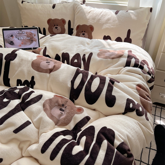 91家纺网 家纺一手货源 找家纺 红嘴企鹅 2025新款精致印花牛奶绒四件套 字母熊