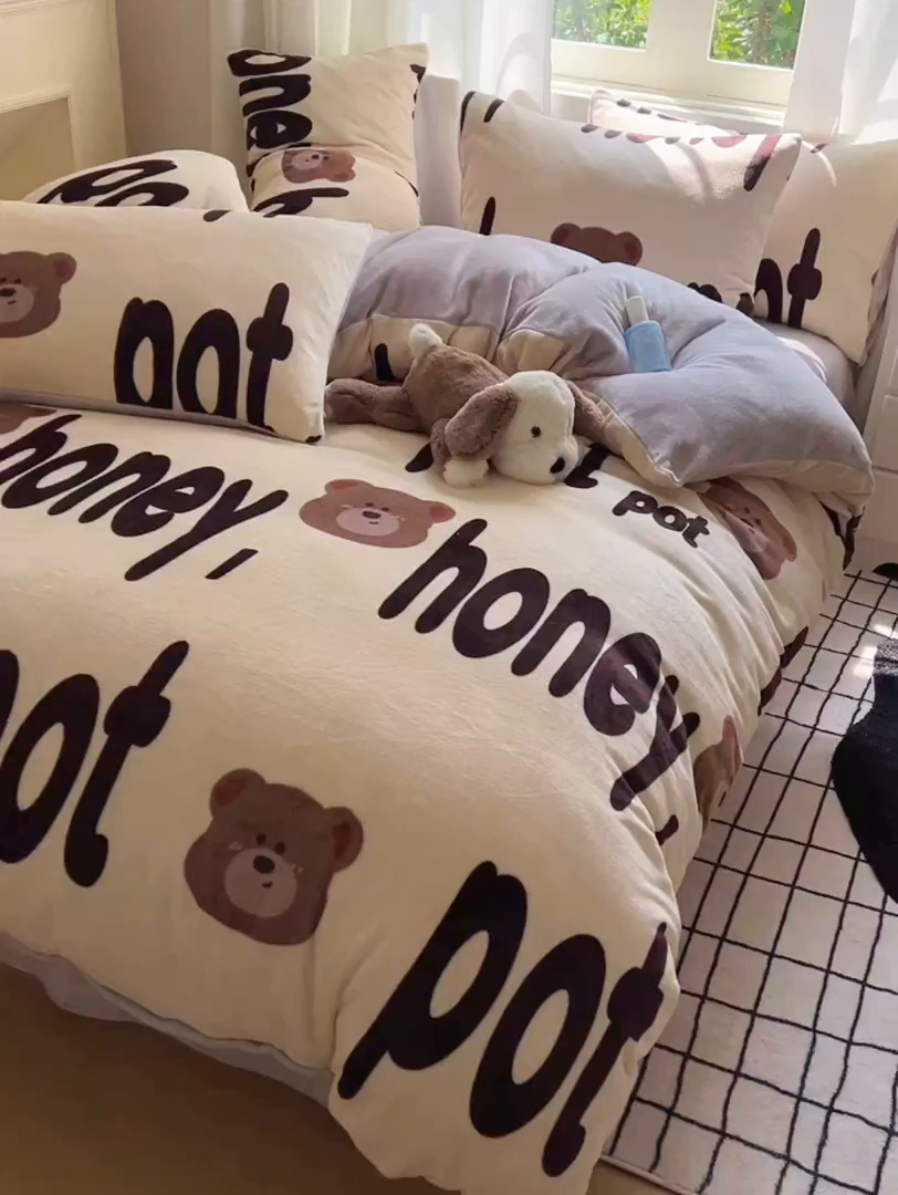 91家纺网 家纺一手货源 找家纺 红嘴企鹅 2025新款精致印花牛奶绒四件套 字母熊