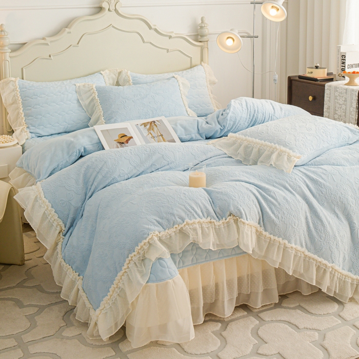 91家纺网 家纺一手货源 找家纺 （总）胜权家纺 2025秋冬新款A类全消光高克重5D雕花牛奶绒仙女风夹棉床盖四件套系列